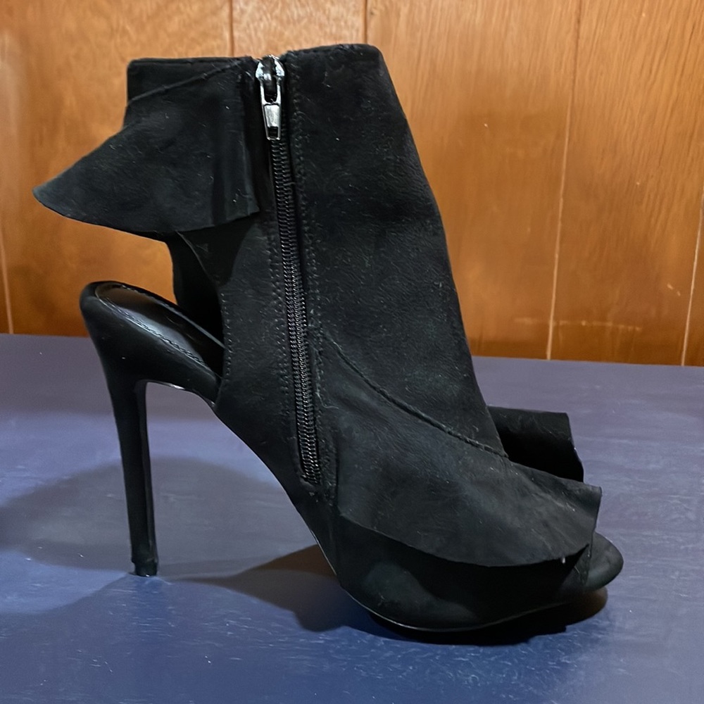 Open tie Ruffled Ankle Booties - Picture 3 of 4